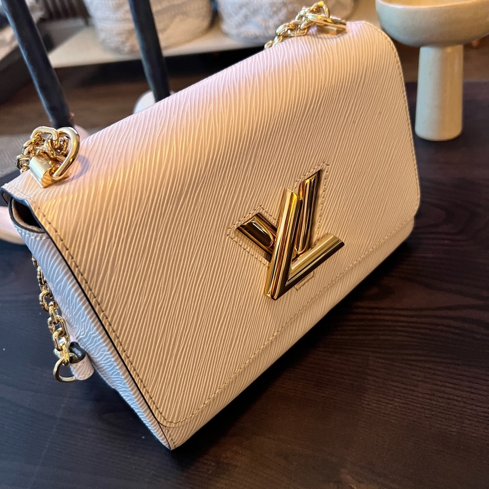 LV “TWIST” MM handbag in WHITE EPI LEATHER: 100% AUTHENTIC #louisvuitton